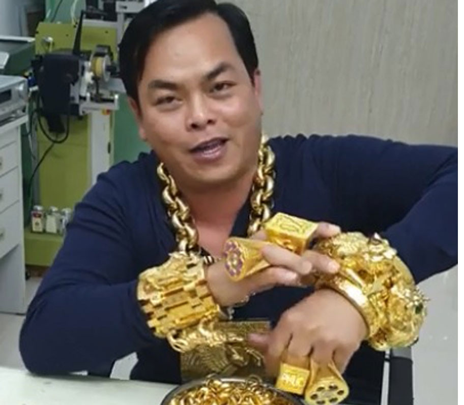 Vài năm trước, Phúc XO (tức Trần Ngọc Phúc) nổi rần rần khắp mạng xã hội như một đại gia đeo vàng nhiều nhất Việt Nam. Ảnh: Vietnamnet