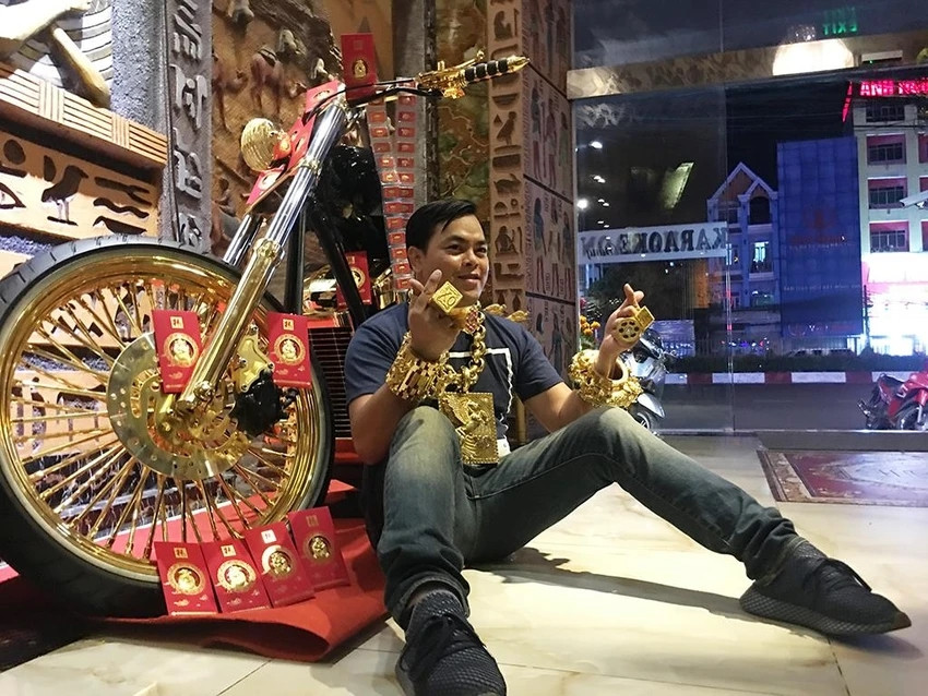 Trang này cũng tiết lộ, hình ảnh và clip của đại gia thích khoe vàng còn được chia sẻ rộng rãi trên nhiều trang web ở Thái Lan và Trung Quốc. Ảnh: Plo