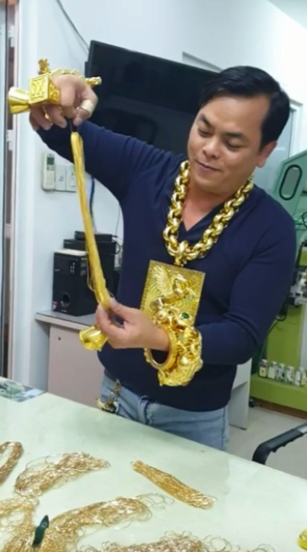 Trần Ngọc Phúc cho biết đeo vàng giả vì muốn được mọi người chú ý, đánh bóng tên tuổi nhằm thuận lợi trong việc kinh doanh tiệm karaoke. Ảnh: Baodautu