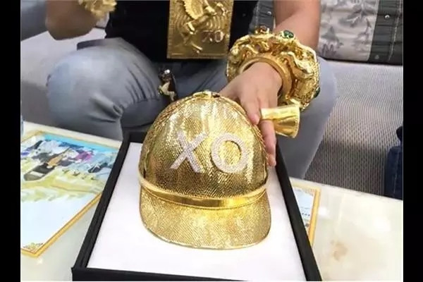 Thậm chí, Phúc XO còn đúc mũ bằng vàng để đội. Ảnh: Vietnamnet