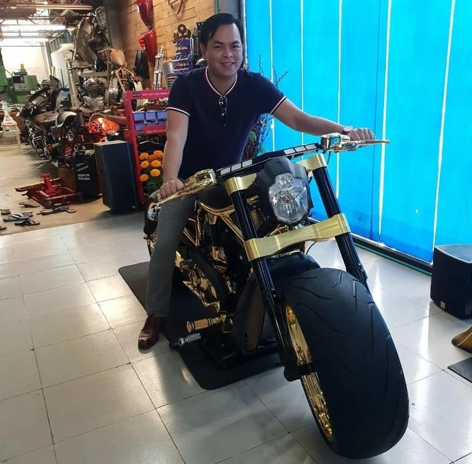 Không chỉ đeo lượng vàng "khủng" trên người, Phúc XO còn mạ vàng cho xe máy, ô tô. Ảnh: Znews