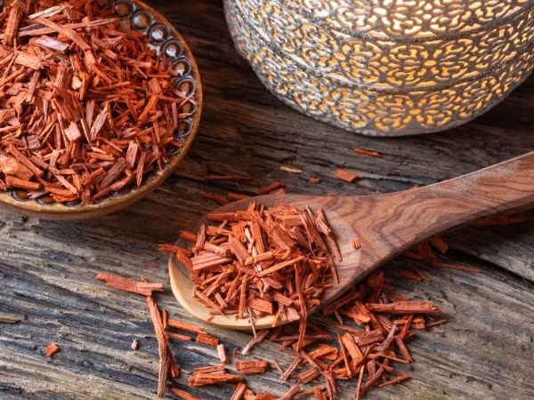 Có nguồn gốc từ Nam Ấn Độ, thuộc chi gỗ đàn hương Santalum, gỗ đàn hương Ấn Độ được sử dụng từ hàng trăm năm qua để sản xuất các loại nước hoa đắt tiền. Ảnh: Himalaya