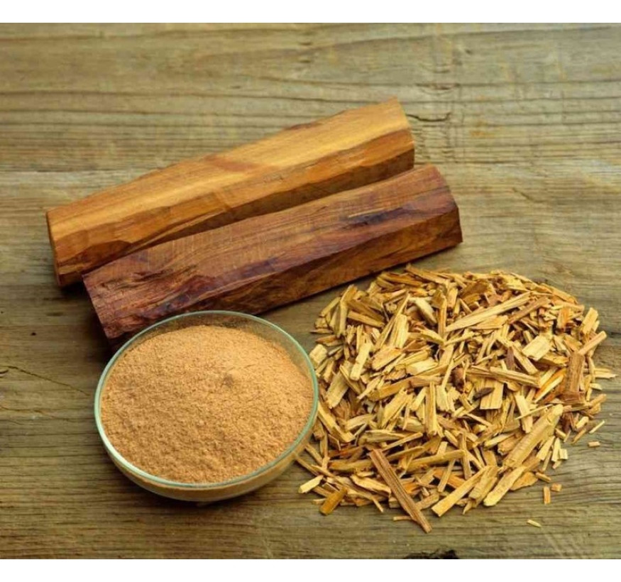 Sau khi tách gỗ xong, gỗ sẽ được cho vào máy nghiền thành vụn. Công nhân sẽ sàng lọc thêm một lần nữa để nhặt những mẩu gỗ lõi còn sót. Một chiếc máy khác dùng để nghiền vụn gỗ thành bột. Ảnh: Tindaumocmay