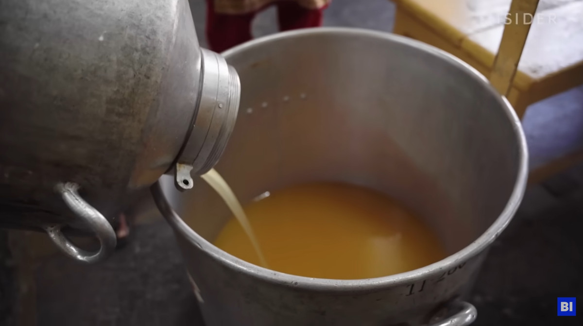 Một chai tinh dầu đàn hương 10 gram giá 5.500 rupee, tương đương khoảng 74 USD (khoảng 1.875.000 VNĐ). Ảnh: Getty