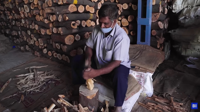 Tại đây, phần lõi quý giá nhất của cây được phân loại riêng. Các nhà máy có thể mua gỗ lõi hoặc gỗ đàn hương thô. Nhưng nếu mua gỗ thô, họ sẽ phải tự nghiền từng khúc gỗ. Ảnh: Printest