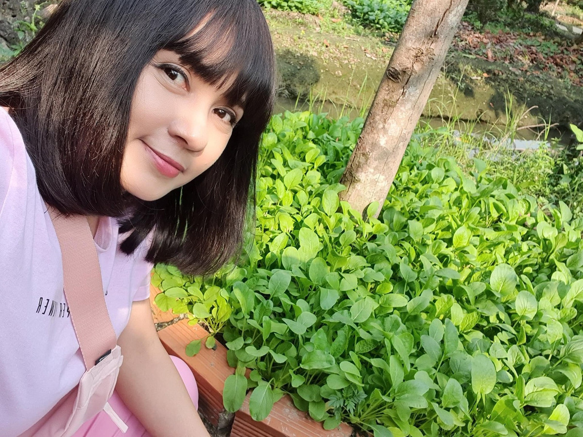 Ngoài cây ăn trái, "Người đẹp Tây Đô" còn trồng các loại rau như mồng tơi, mướp đắng, cải xanh. Ảnh: FB Trần Việt Trinh