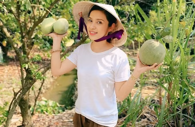 Nữ diễn viên dành phần lớn diện tích trồng cây ăn trái như khế, cóc, ổi, cóc, đu đủ... Ảnh: FB Trần Việt Trinh