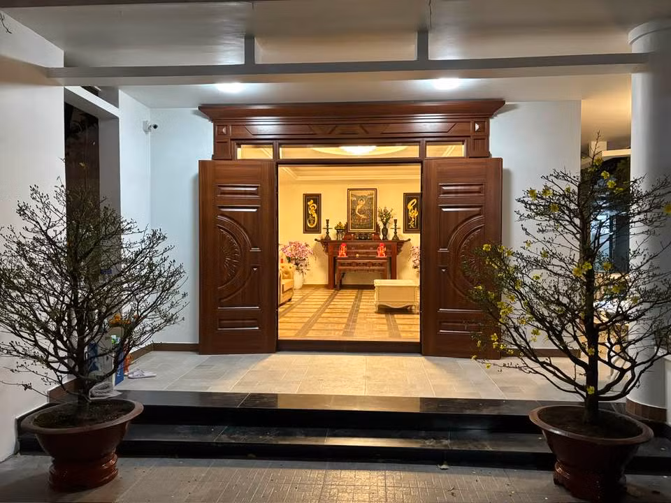 Nhờ sự tư vấn của bạn bè, hồi đầu năm, diễn viên Việt Trinh quy hoạch, sửa công trình lại theo phong cách Nhật Bản. Không gian phòng ngủ, phòng khách, ăn, thờ được thiết kế mở, lắp kính để diễn viên có thể ngắm vườn thiền, cây ăn trái. Ảnh: FB Trần Việt Trinh