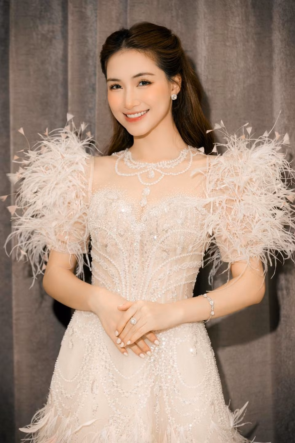 Năm qua, Hòa Minzy ủng hộ 500 triệu, góp phần giúp nhiều người vượt qua giai đoạn khó khăn sau bão số 3. Cô cũng góp doanh thu bán hàng từ 14/9 đến 20/9 để ủng hộ người dân chịu ảnh hưởng từ bão. Ảnh: FBNV