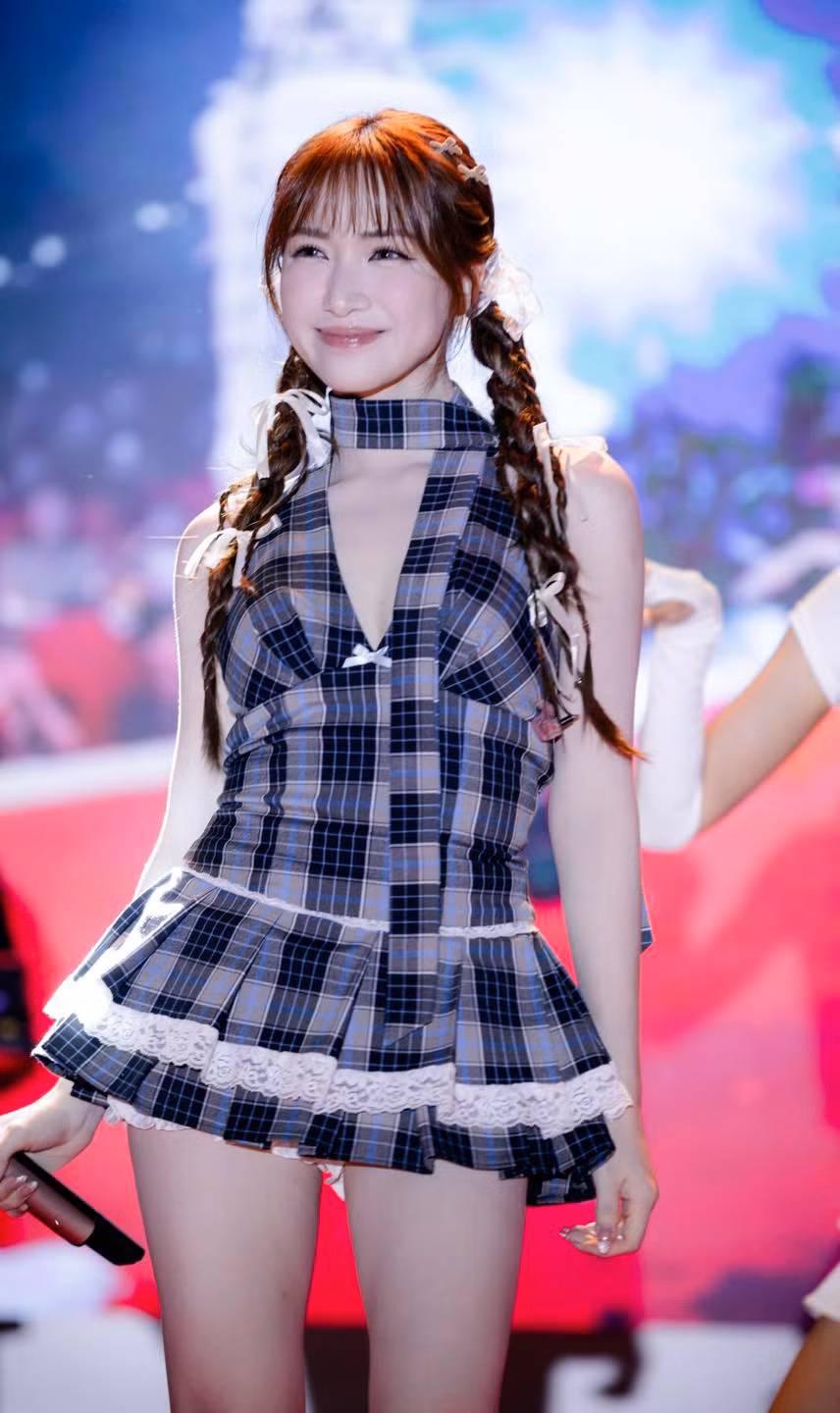 Bên cạnh ca hát, nữ ca sĩ còn chăm chỉ kinh doanh và hiện có một cửa hàng thời trang online. Ảnh: FB Hòa Minzy