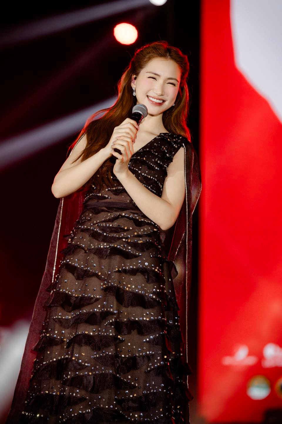 Hòa Minzy từng tiết lộ, công việc ca hát và đi diễn không mang lại thu nhập cố định; có khi vài ba ngày đã kiếm được 500 triệu hoặc chỉ cần ký một hợp đồng là có ngay 500 triệu, nhưng cũng có những tháng không có show diễn, thu nhập hoàn toàn bằng không. Ảnh: FB Hòa Minzy