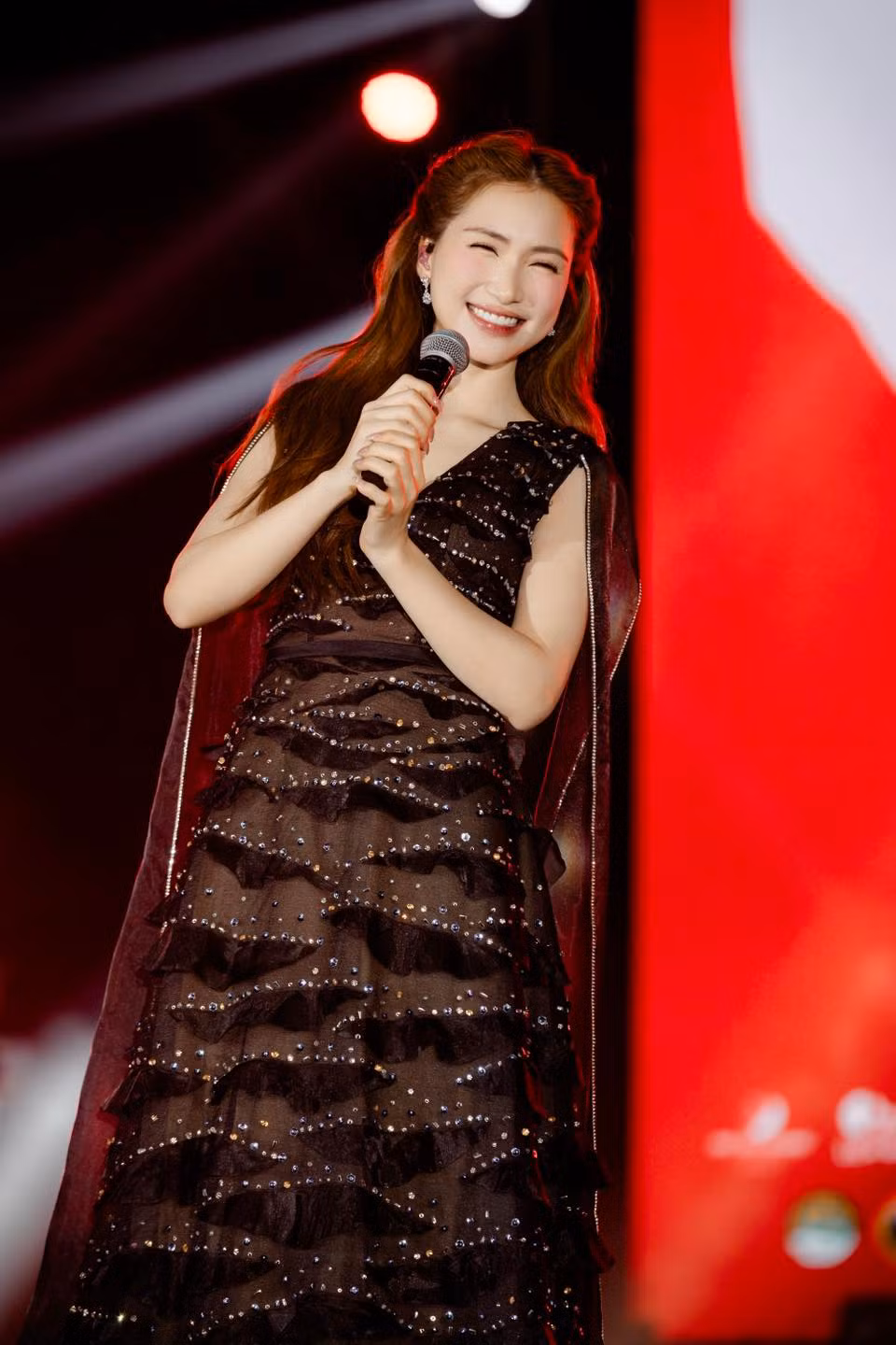 Hòa Minzy từng tiết lộ, công việc ca hát và đi diễn không mang lại thu nhập cố định; có khi vài ba ngày đã kiếm được 500 triệu hoặc chỉ cần ký một hợp đồng là có ngay 500 triệu, nhưng cũng có những tháng không có show diễn, thu nhập hoàn toàn bằng không. Ảnh: FB Hòa Minzy