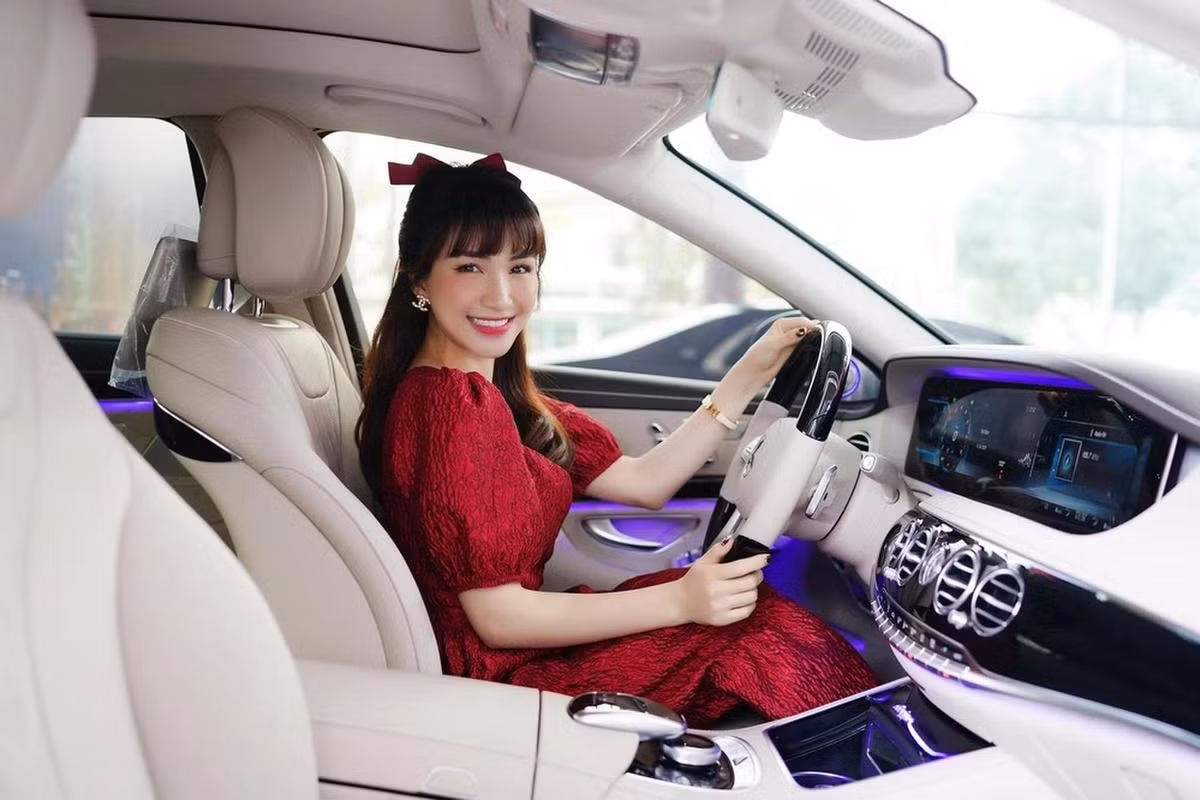 Bên cạnh đó, Hòa Minzy tậu xế hộp Mercedes-Benz S 450 L Luxury trị giá 5 tỷ đồng vào năm 2021. Ảnh; FBNV