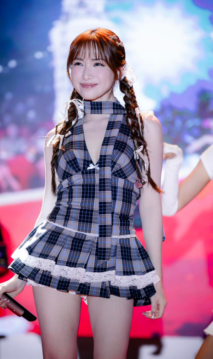 Bên cạnh ca hát, nữ ca sĩ còn chăm chỉ kinh doanh và hiện có một cửa hàng thời trang online. Ảnh: FB Hòa Minzy