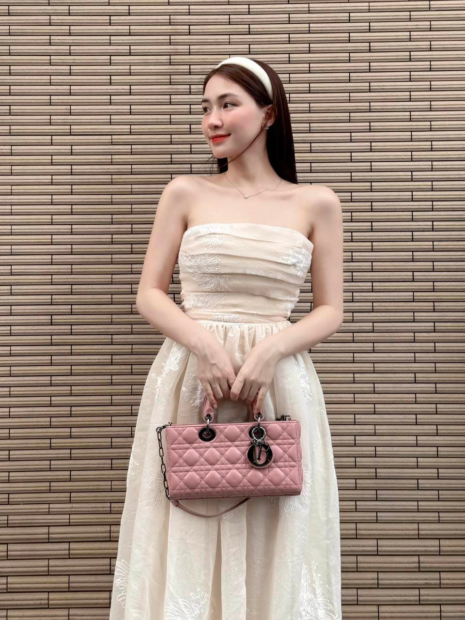 Nữ ca sĩ cũng là tín đồ hàng hiệu với bộ sưu tập túi xách đắt đỏ từ các thương hiệu nổi tiếng như Dior, Chanel... Ảnh: FBNV