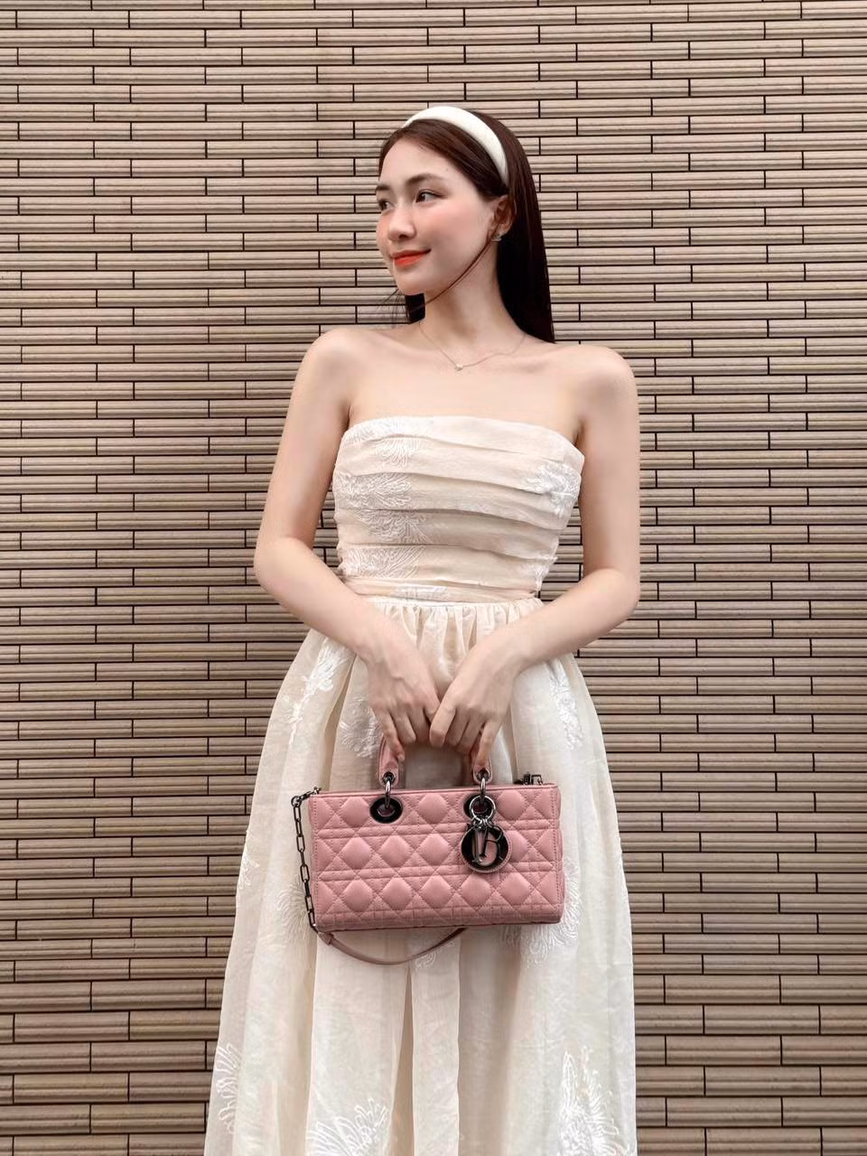 Nữ ca sĩ cũng là tín đồ hàng hiệu với bộ sưu tập túi xách đắt đỏ từ các thương hiệu nổi tiếng như Dior, Chanel... Ảnh: FBNV