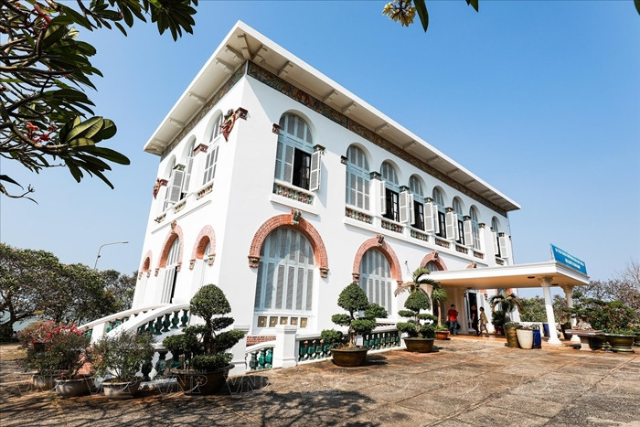 Bạch Dinh gồm 3 tầng, cao 19m, dài 25m, toàn bộ ngôi nhà được quét vôi trắng, cửa mái vòm, mái lợp ngói. Ảnh: Vinanet