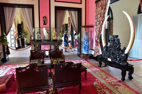 Bạch Dinh có diện tích sàn hơn 400m2, gồm nhiều phòng có kích thước và chức năng khác nhau. Phòng khánh tiết bài trí các hiện vật cổ xưa như bộ bàn ghế gỗ Gụ niên đại Khải Định năm 1921, cặp ngà voi châu Phi... Ảnh: Dân Việt