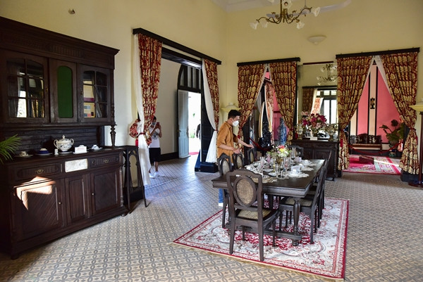 Phòng ăn tại tầng trệt có diện tích lớn nhất thông bằng 2 cửa với phòng khánh tiết. Ảnh: Dân Việt