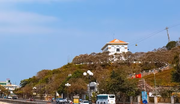 Bạch Dinh tọa lạc trên đường Trần Phú, phía nam núi Lớn, có kiến trúc châu Âu cuối thế kỷ 19, nhìn ra Bãi Trước, xung quanh là một khu rừng nhỏ với nhiều cây xanh. Ảnh: Vinanet