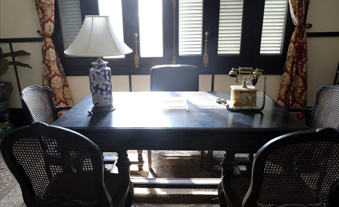 Bên trong dinh thự vẫn còn lưu giữ những cổ vật quý giá vốn được dùng để trang trí khi xưa. Ảnh: Vinanet