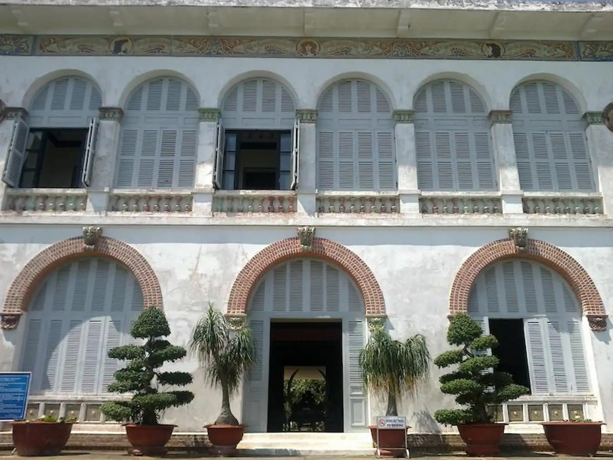 Trải qua nhiều năm tháng, Bạch Dinh ngày nay vẫn giữ nguyên vẹn vẻ đẹp trầm mặc của một ngôi biệt thự cổ có phần lộng lẫy được bao quanh bởi biển cả và rừng cây. Ảnh: Wiki