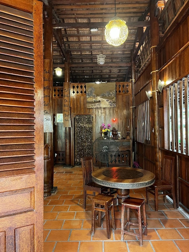 Mỗi chiếc cột trong nhà là một cây dừa trăm tuổi. Ảnh: Cocohome