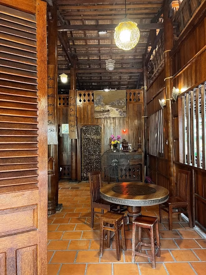 Mỗi chiếc cột trong nhà là một cây dừa trăm tuổi. Ảnh: Cocohome