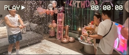 Có thể thấy, phòng khách nhà Midu thiết kế rộng rãi, với tông màu xám - nâu chủ đạo. Ảnh chụp màn hình