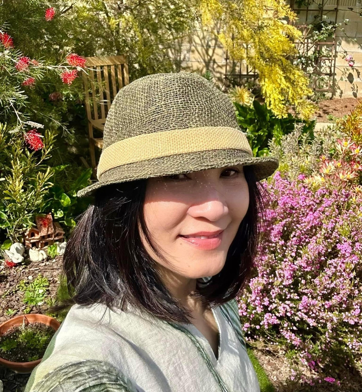 Nữ nghệ sĩ hiện sống trong căn biệt thự đẹp như resort, có bể bơi ở sân sau, xung quanh được trồng nhiều loài hoa, rau xanh và cây ăn trái. Ảnh: FB Hồng Đào