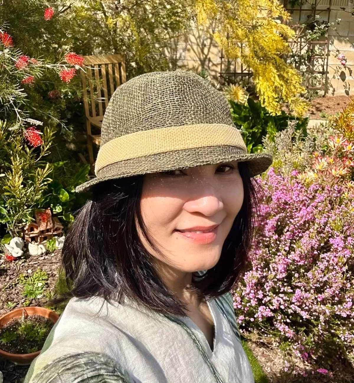 Nữ nghệ sĩ hiện sống trong căn biệt thự đẹp như resort, có bể bơi ở sân sau, xung quanh được trồng nhiều loài hoa, rau xanh và cây ăn trái. Ảnh: FB Hồng Đào