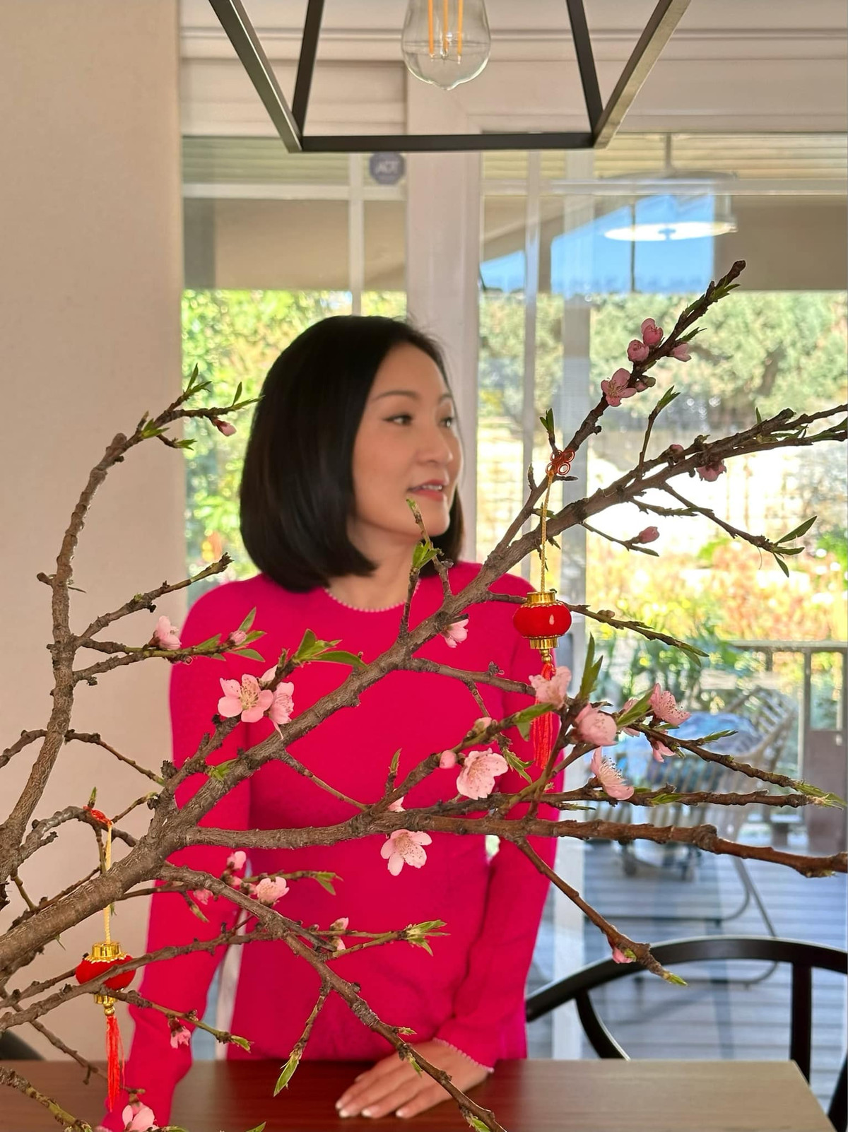 Bên trong nhà, Hồng Đào trang trí khá nhiều hoa tươi. Ảnh: FB Hồng Đào