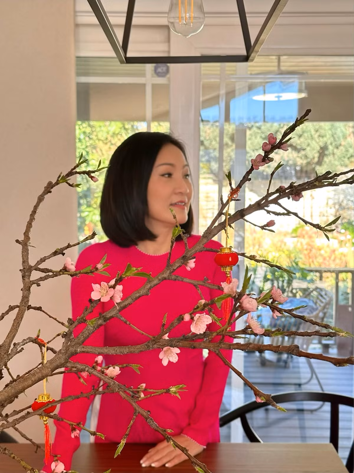 Bên trong nhà, Hồng Đào trang trí khá nhiều hoa tươi. Ảnh: FB Hồng Đào