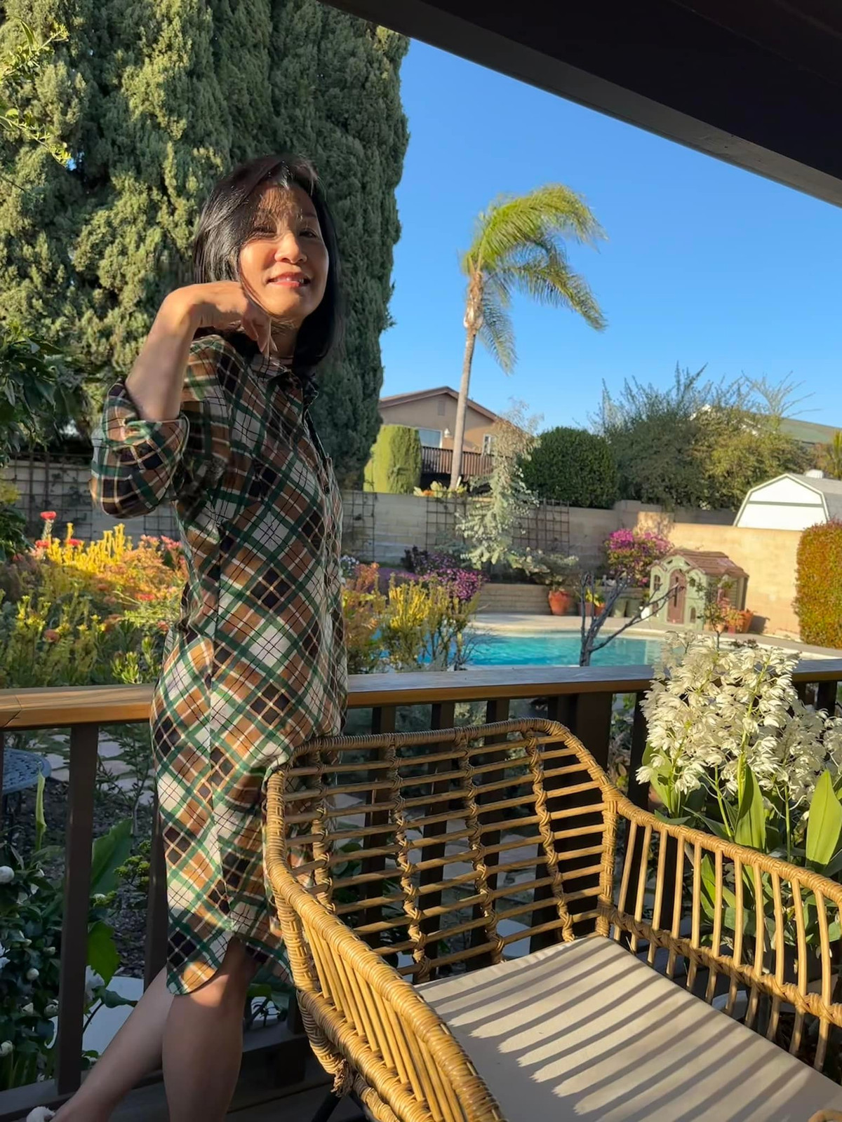 Phía sau nhà, ngoài trồng hoa nghệ sĩ Hồng Đào dành một không gian để làm bể bơi. Ảnh: FB Hồng Đào