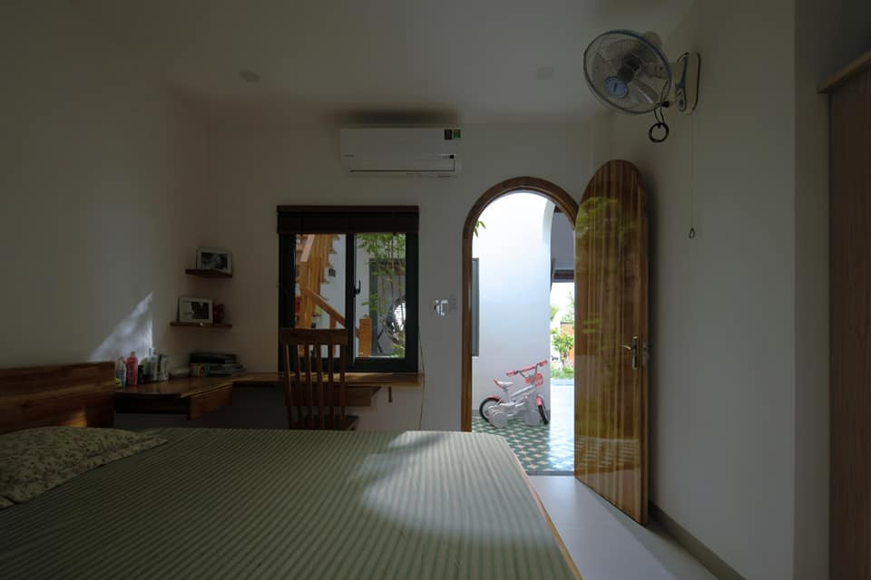 Theo hướng nhìn hành lang là phòng ngủ master với bố trí đơn giản cùng phòng thay đồ vừa đủ cho nhu cầu sử dụng của chủ nhà. Ảnh: Greenconcept