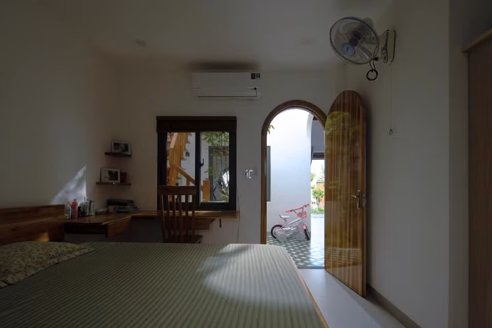 Theo hướng nhìn hành lang là phòng ngủ master với bố trí đơn giản cùng phòng thay đồ vừa đủ cho nhu cầu sử dụng của chủ nhà. Ảnh: Greenconcept