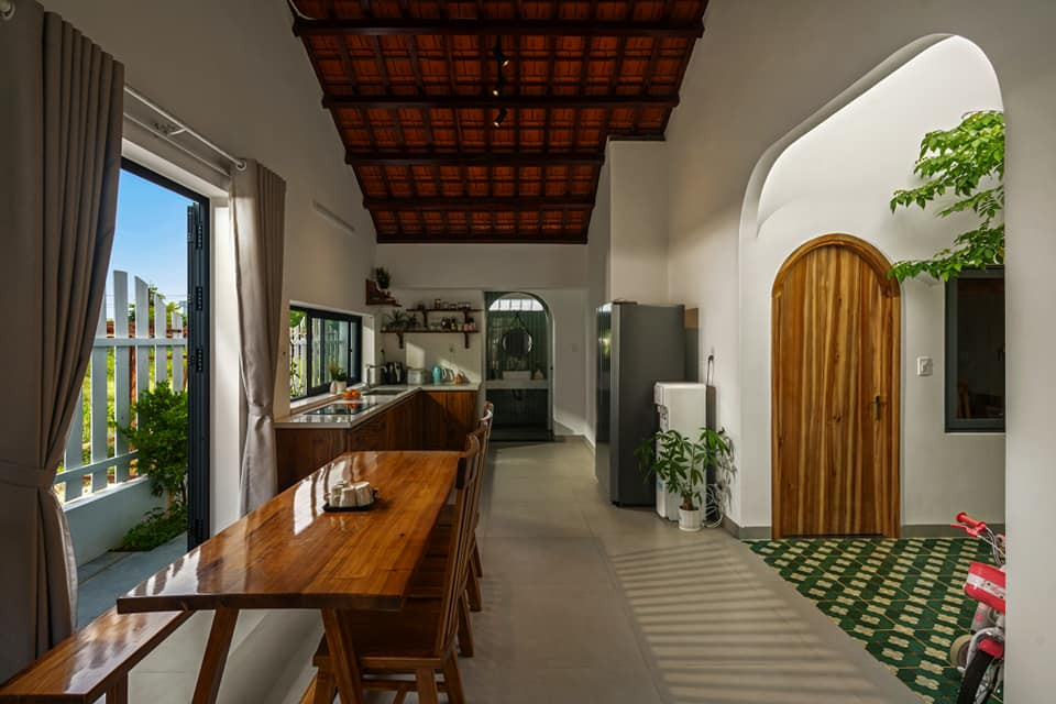 Ngôi nhà gồm một phòng khách liền bếp - ăn có tầm nhìn mở ra khoảng sân vườn, hai phòng ngủ, không gian đọc sách kiêm làm việc riêng biệt và khu thờ cúng. Ảnh: Greenconcept