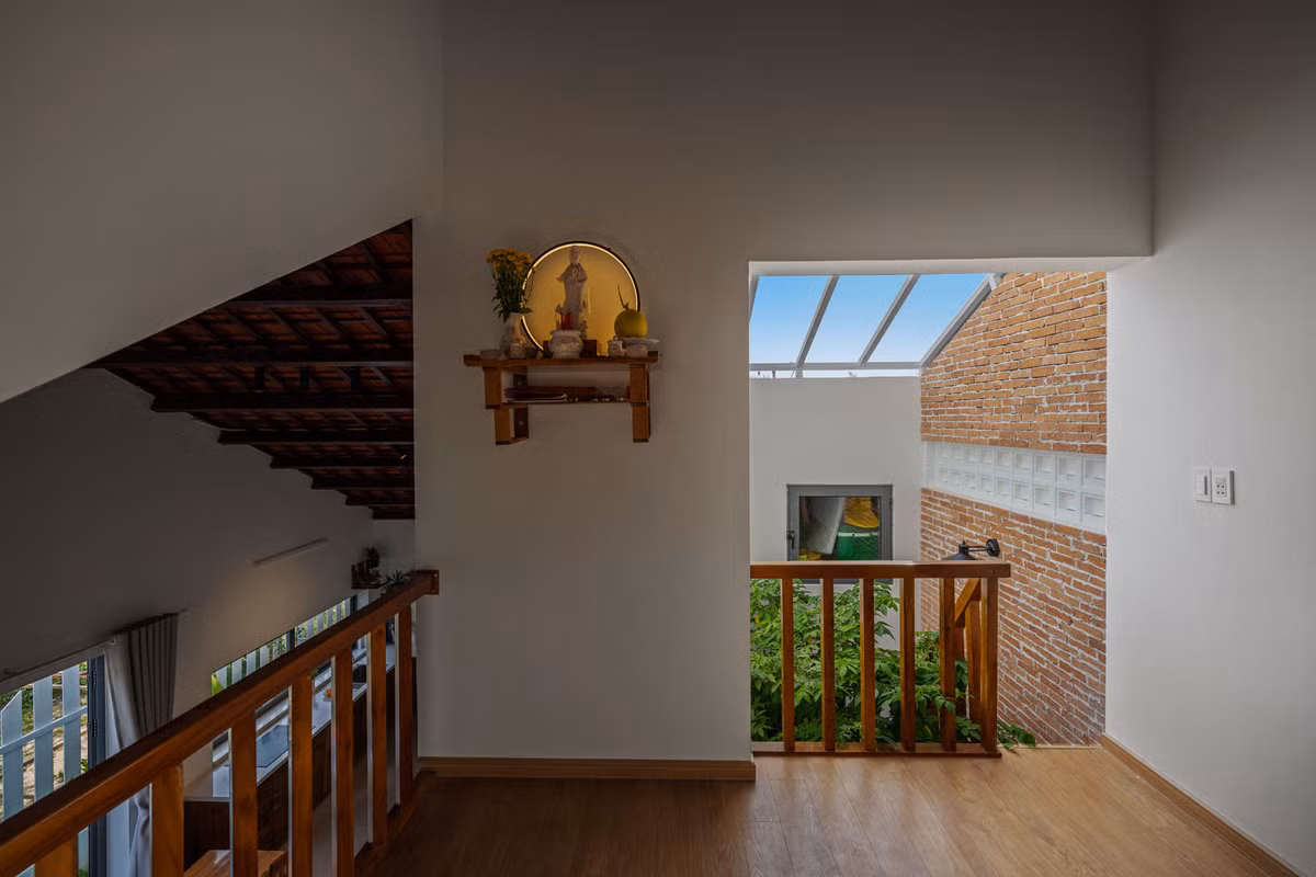 Để tăng diện tích sử dụng, không gian thờ cúng được bố trí ở tầng trên, ngay vị trí thông tầng nhìn xuống phòng khách. Ảnh: Greenconcept