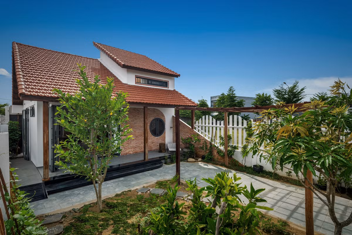 Lối vào được bố trí giữa ngôi nhà theo phương dọc của khu đất, chia thành không gian tĩnh và động rõ ràng nhằm tạo sự riêng tư nhưng vẫn dễ dàng kết nối các thành viên trong gia đình. Ảnh: Greenconcept