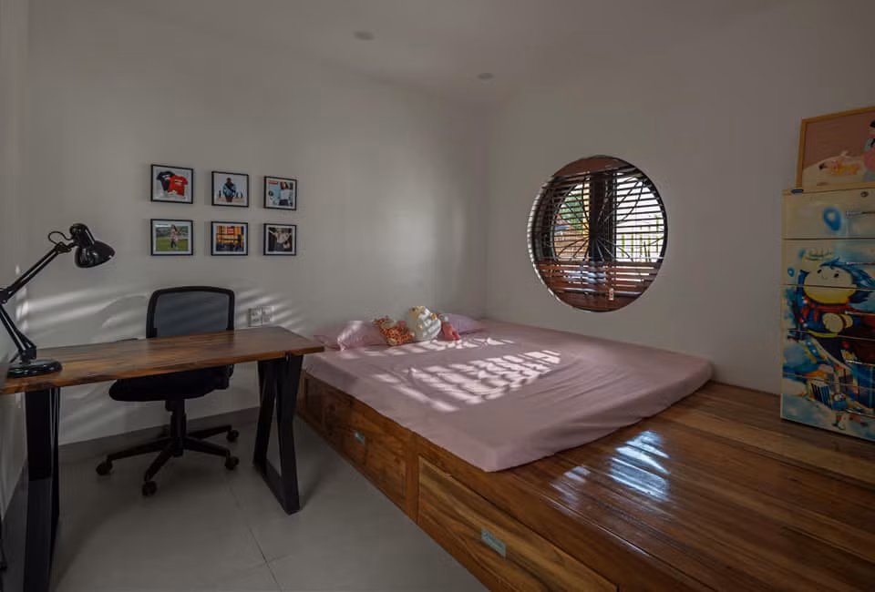 Các phòng ngủ bố trí ở phía sau để đảm bảo riêng tư, có cửa sổ thoáng kết nối với không gian bên ngoài. Ảnh: Greenconcept