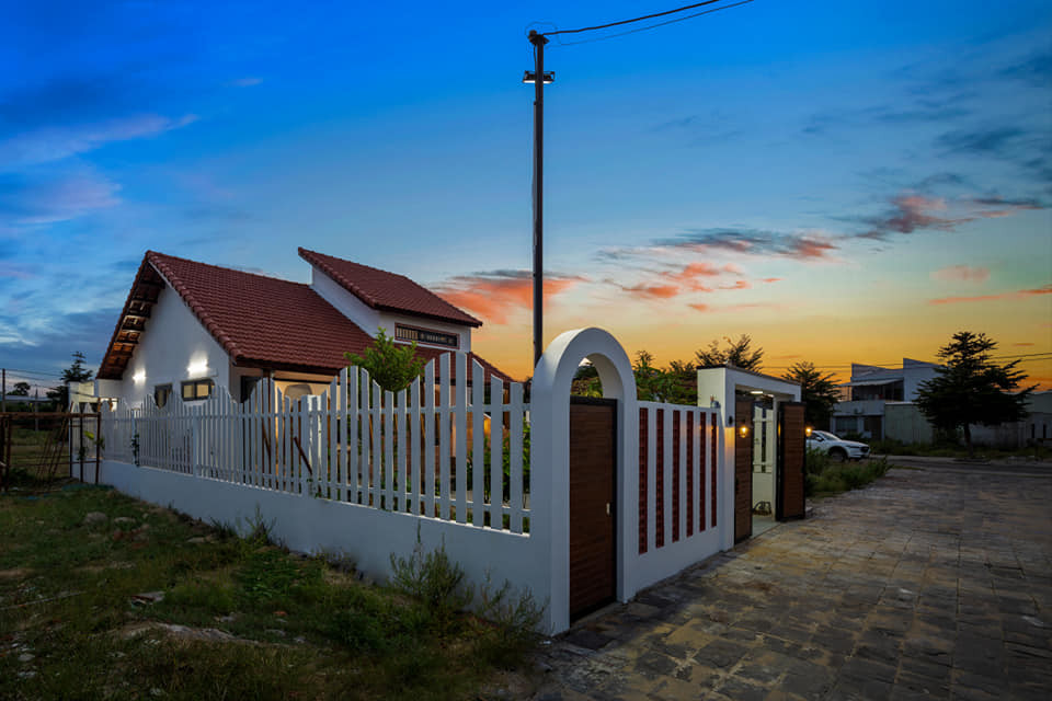 Ý tưởng kết hợp cân bằng giữa phong cách hiện đại và Đông Dương, vì vậy kiến trúc sư lựa chọn mái ngói và gỗ tự nhiên để định hình kiến trúc tổng thể của căn nhà. Ảnh: Greenconcept