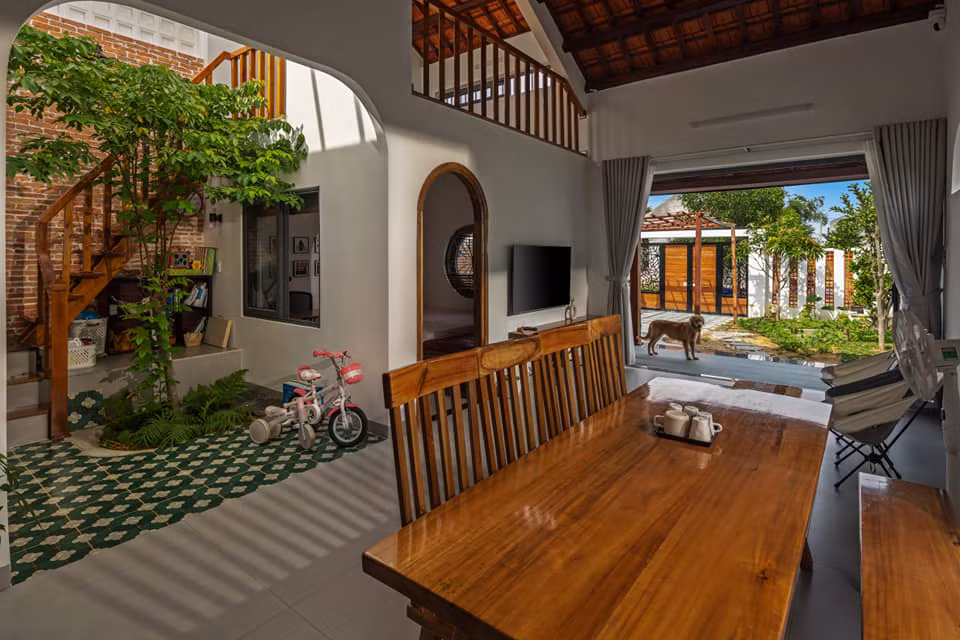 Trong đó, khu ở với diện tích vửa đủ kết hợp các khoảng đóng - mở thiết kế khéo léo, khoảng sân vườn ở trước, giúp công trình thêm thoáng mát và gần gũi với thiên nhiên. Ảnh: Greenconcept