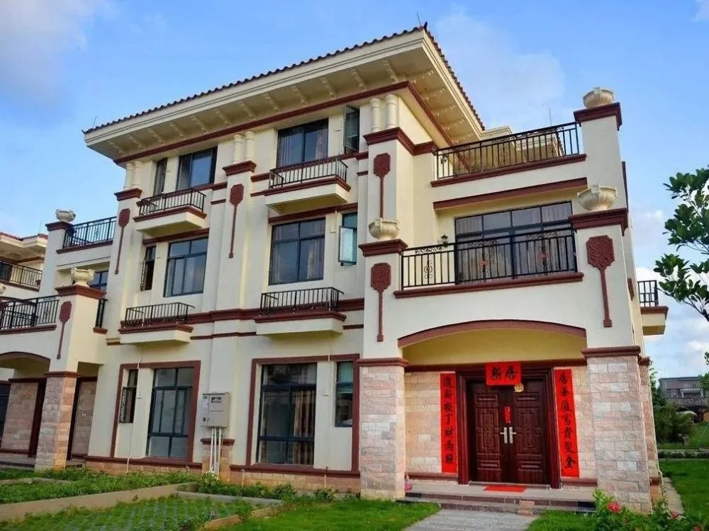 Khi Chen Sheng trở về làng, mọi người đưa ra các đòi hỏi. Vì vậy, ông không quay về làng nữa. Chính quyền địa phương phải họp người dân để thảo luận, phân chia các căn biệt thự. Ảnh: QQ