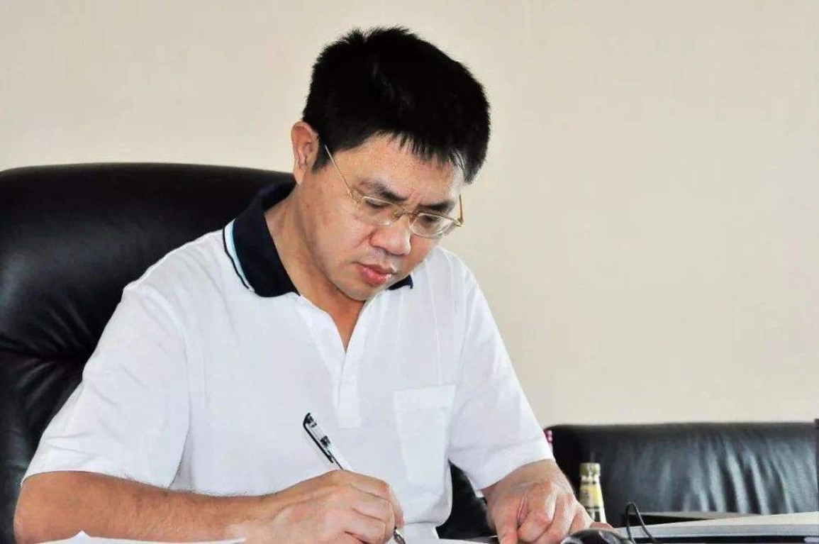 Xuất thân trong một gia đình nghèo, Chen Sheng từng vừa đi học, vừa phụ giúp cha mẹ. Sau bao vất vả, Chen Sheng xuất sắc đỗ vào Đại học Bắc Kinh, một trong những đại học hàng đầu của Trung Quốc. Ảnh: Weibo