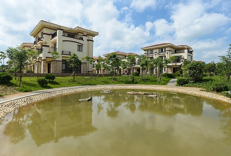 Thời điểm đó, trong làng có 190 hộ dân sinh sống. Nếu xét theo số dân trong làng, vị đại gia hào phòng đã xây nhiều hơn 70 căn biệt thự. Ảnh: QQ