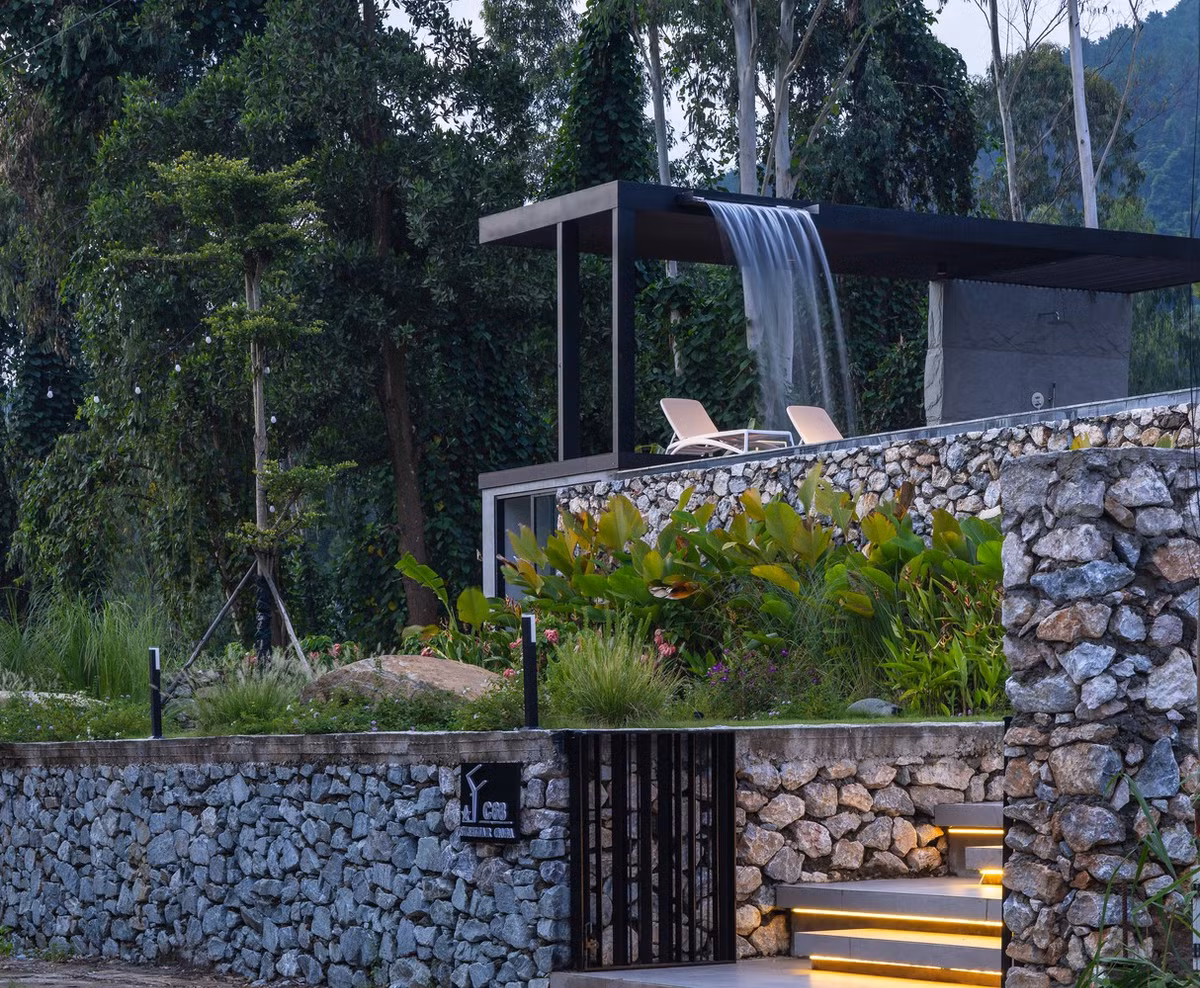 Thác nước đổ xuống làm tăng thêm cảm giác yên bình, tạo bản nhạc nền êm dịu cho trải nghiệm ngoài trời. Ảnh: Trieu Chien