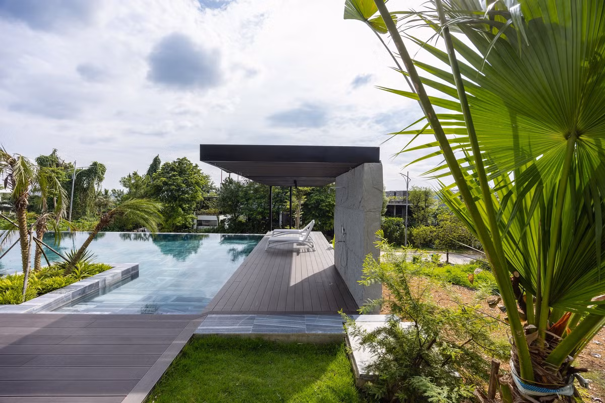 Các sân trong mang lại cảm giác rộng mở và yên tĩnh, như mời gọi các yếu tố tự nhiên vào không gian sống đồng thời khuyến khích dòng chảy thị giác liên tục giữa nội thất và cảnh quan. Ảnh: Trieu Chien