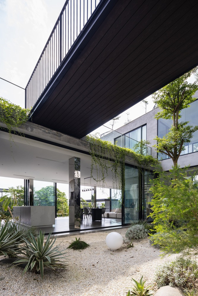 Các khối xếp chồng định hình nên hình dạng của biệt thự, với mỗi tầng được bố trí có chủ đích để tối đa hóa trải nghiệm không gian và tầm nhìn. Ảnh: Trieu Chien