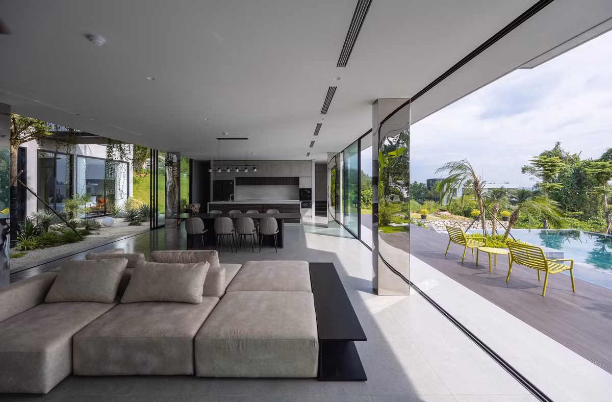 Một trong những đặc điểm nổi bật của căn biệt thự nghỉ dưỡng là sử dụng nhiều cửa sổ kính, làm mờ ranh giới giữa bên trong và bên ngoài. Ảnh: Trieu Chien