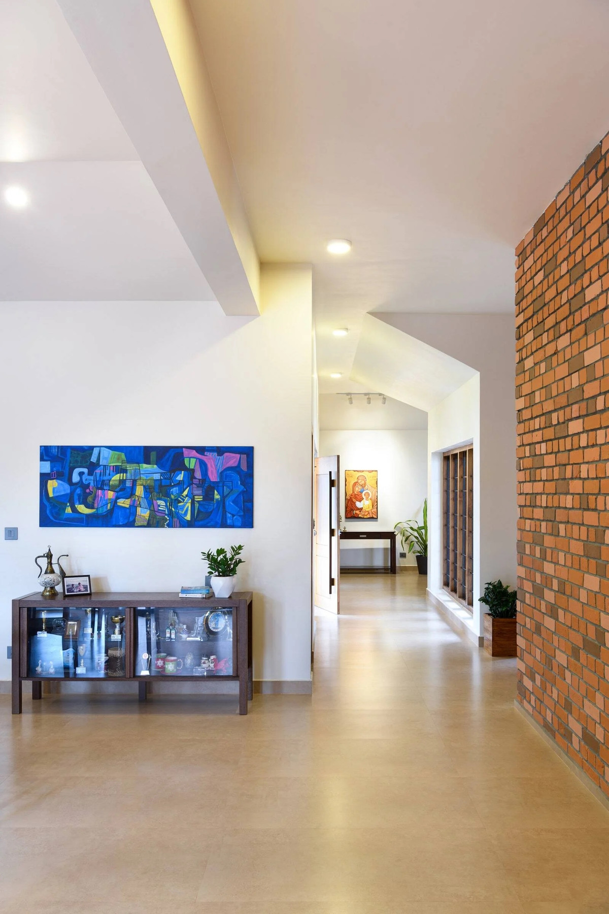 Không gian sinh hoạt được chia thành 3 khối nhà theo mức độ riêng tư. Khối thứ nhất bao gồm gara, hành lang và 1 phòng khách. Ảnh: Architecturaldigest